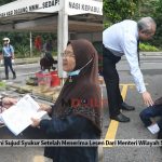 Makcik Ini Sujud Syukur Setelah Menerima Lesen Dari Menteri Wilayah Selepas Penantian 35 Tahun