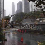 Pokok tumbang hempap kereta di Jalan Sultan Ismail