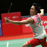 Momota ‘Gantung Raket’