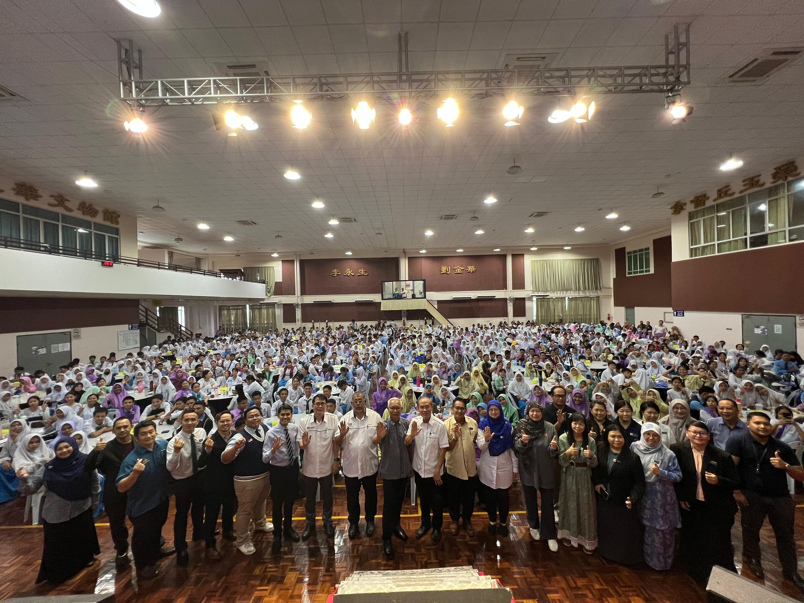 4,000 Pelajar SPM Bersemangat di Sabah Bersama Syed Saddiq, Bella Astillah & MK K-Clique 4,000 Pelajar SPM Bersemangat di Sabah Bersama Syed Saddiq, Bella Astillah & MK K-Clique